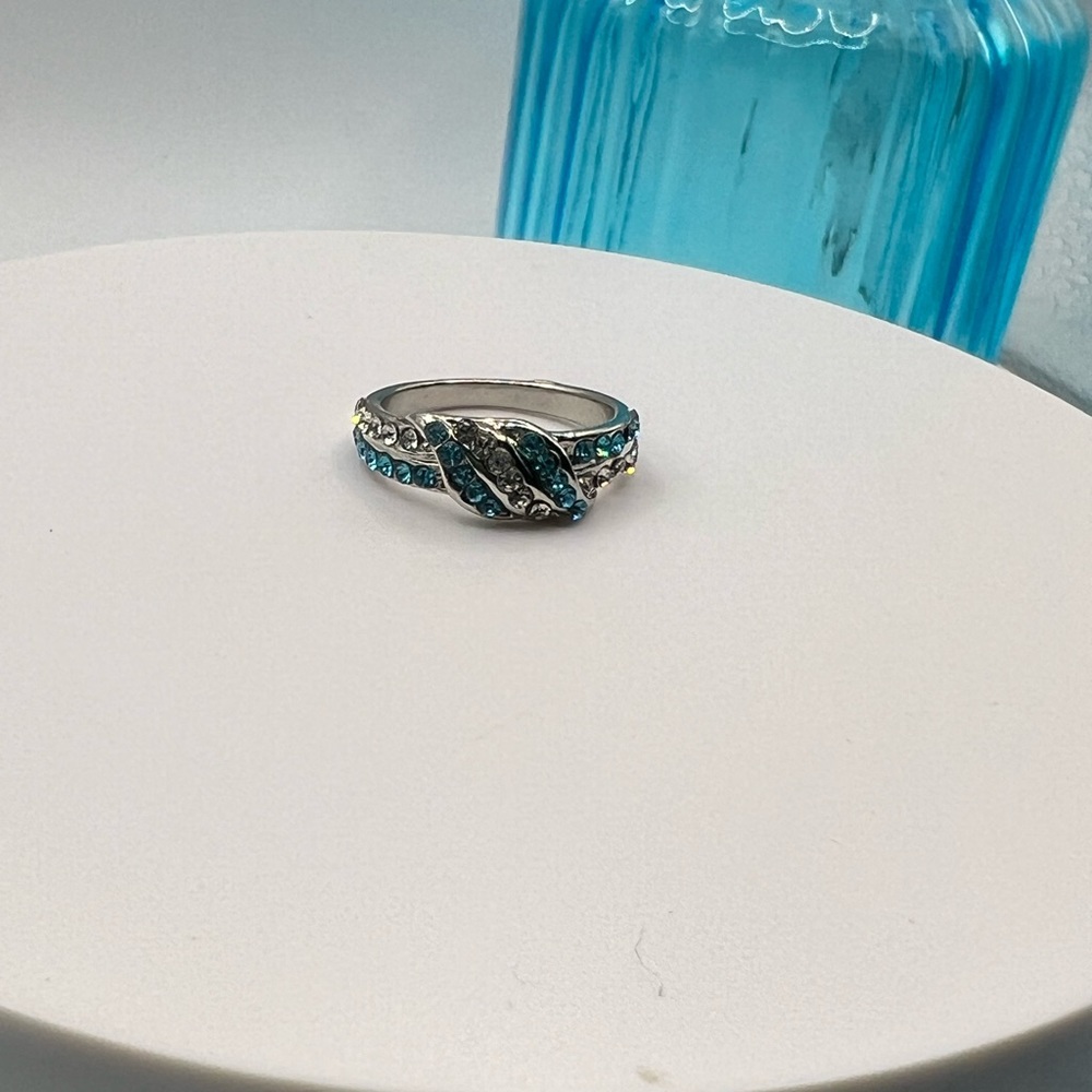 White and Blue Rhinestone Swirled Design Ring SZ 8 NEW‎